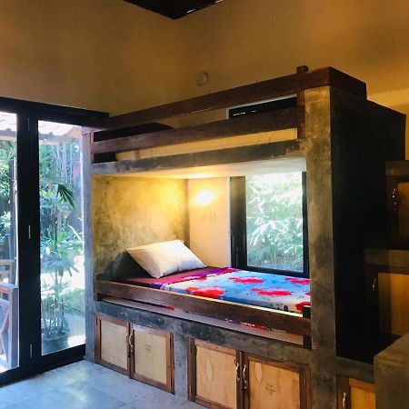 Ngeluwungan Boutique Hostel チャングー エクステリア 写真