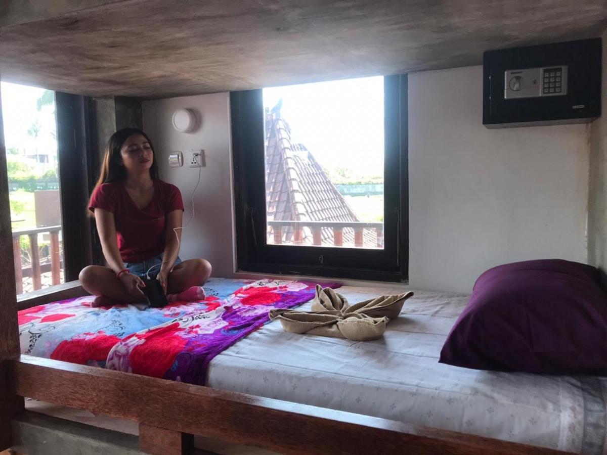 Ngeluwungan Boutique Hostel チャングー エクステリア 写真