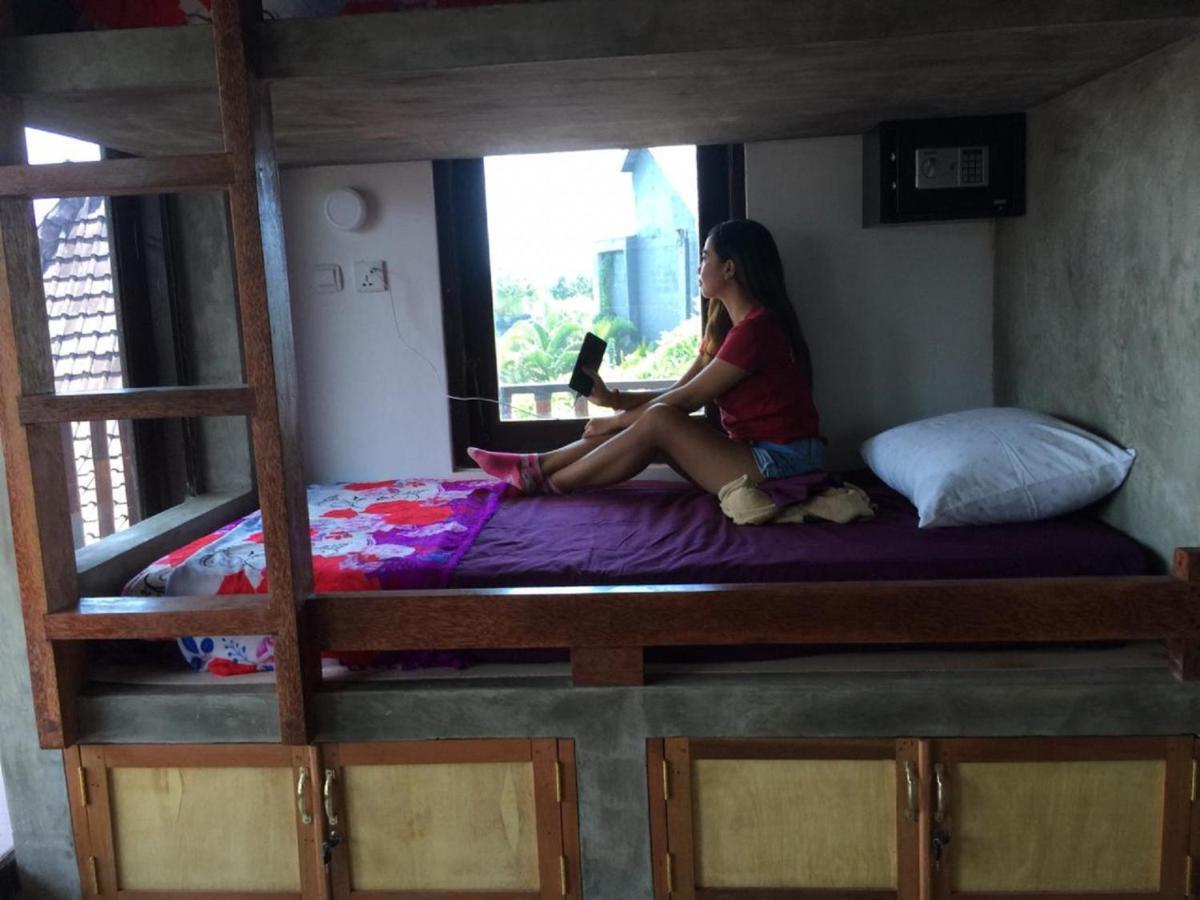 Ngeluwungan Boutique Hostel チャングー エクステリア 写真