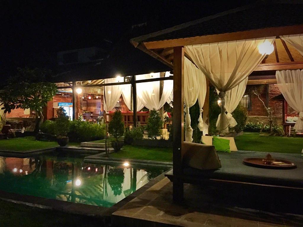 Ngeluwungan Boutique Hostel チャングー エクステリア 写真