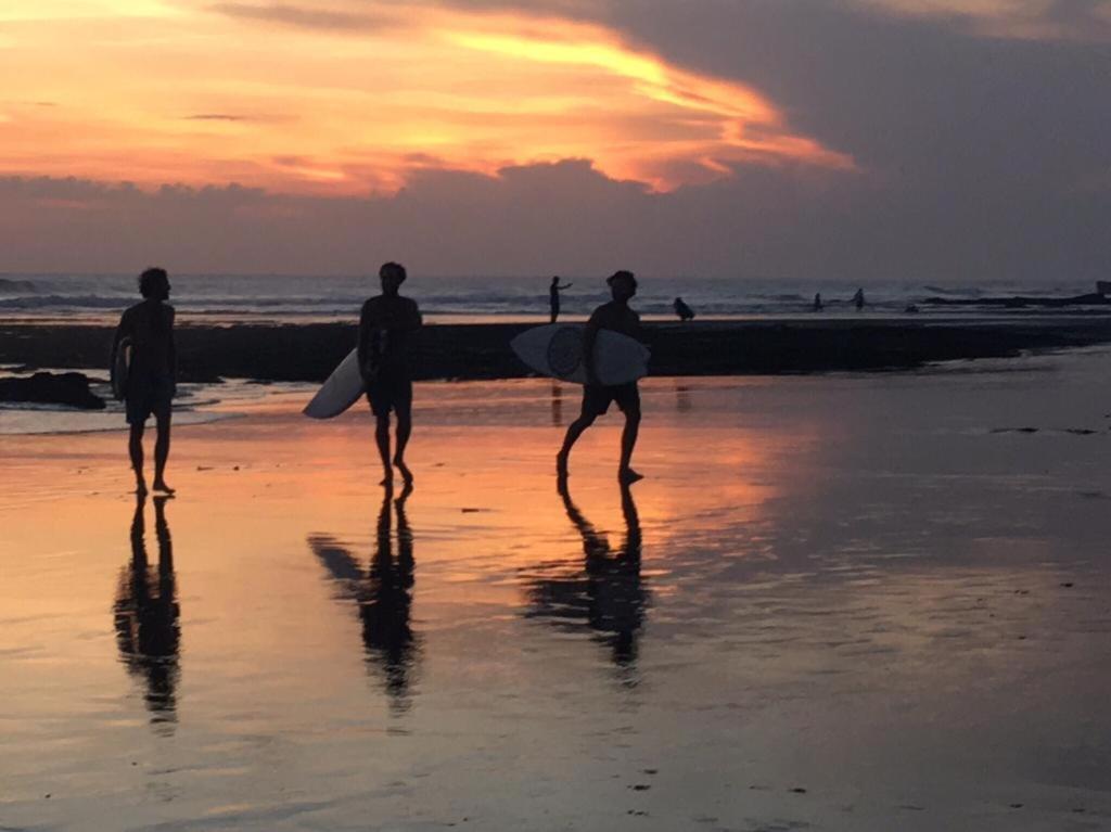 Ngeluwungan Boutique Hostel チャングー エクステリア 写真